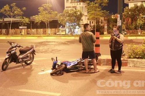 Người điều khiển mô tô thể thao ngã ra đường, bị xe máy tông nguy kịch