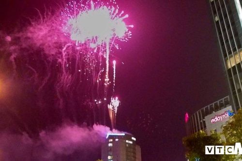 Pháo hoa rợp trời mừng Thành phố Hà Tĩnh được công nhận đô thị loại II