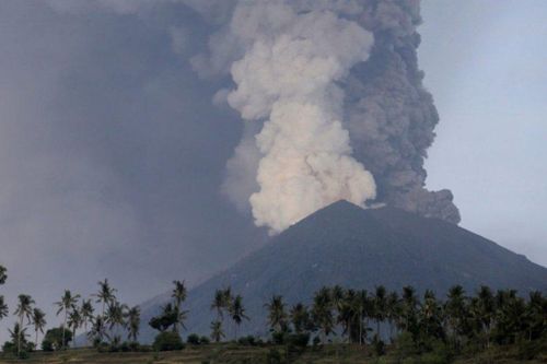 Indonesia: Núi lửa phun trào, cột bụi cao 2km, hàng nghìn mặt nạ chống độc được phát cho người dân
