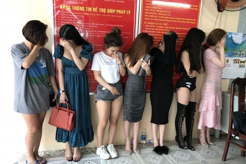Nhóm người ngoại quốc 'phê' ma túy cùng các cô gái tuổi teen trong biệt thự