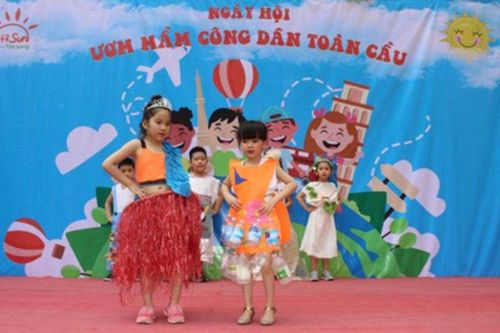 Học sinh mầm non Hà thành biểu diễn thời trang tái chế kêu gọi bảo vệ môi trường