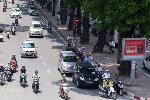 Người dân vật vã tìm cách chống nắng đầu mùa