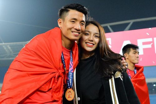 Bạn gái đăng khoảnh khắc Tư Dũng 'tham ăn', xóa tan tin đồn rạn nứt