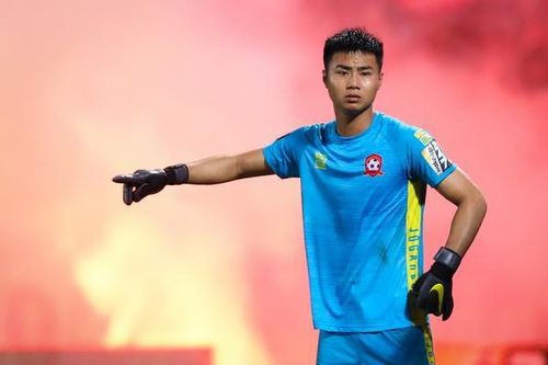 Bùi Tiến Dũng lặng lẽ nhìn Văn Toản cản penalty giữa biển pháo sáng