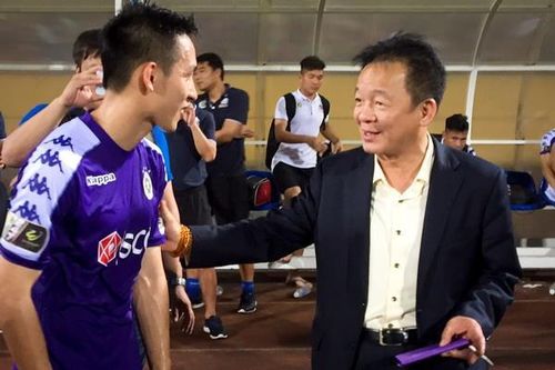 Tiền vệ Hùng Dũng mời cưới bầu Hiển sau trận thắng Hải Phòng