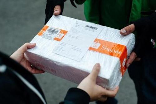 Nhận điện thoại của khách mua trên Shopee để bảo hành rồi biến mất