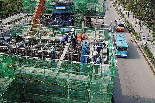 Công nhân vật vã làm việc trên công trường dưới nắng nóng 40 độ