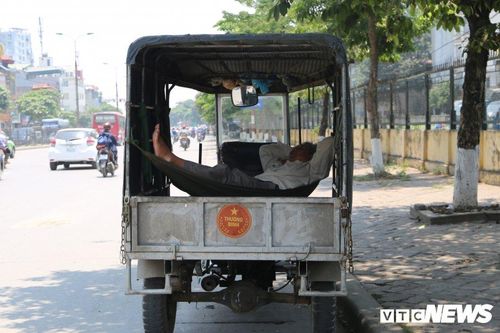 Nắng nóng trên 40 độ C, người Hà Nội trốn gốc cây, xuống hồ tắm
