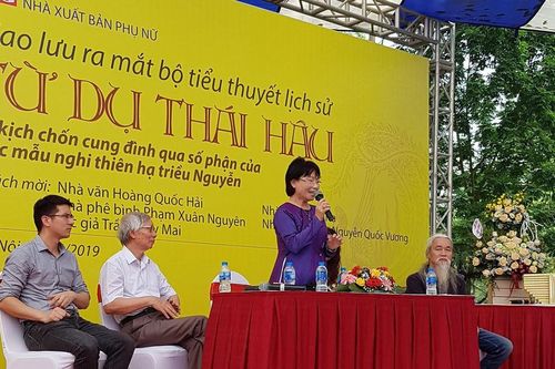 Viết ngôn tình để giới trẻ chú ý đến lịch sử
