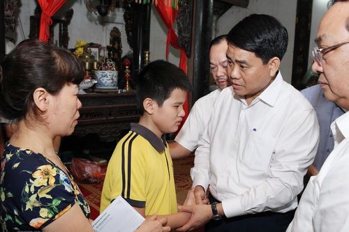 Chủ tịch Hà Nội thăm gia đình nữ lao công bị tai nạn ở đường Láng