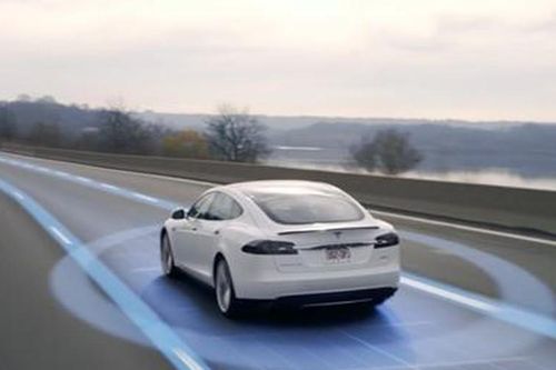 Tesla đẩy mạnh phát triển công nghệ ôtô tự lái với chip máy tính mới