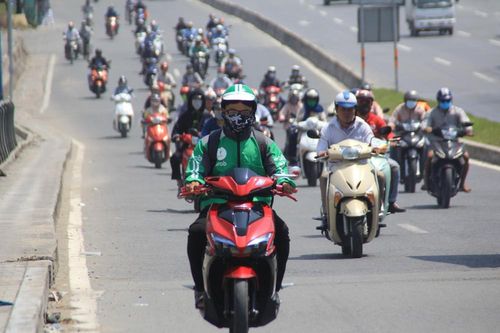Người Sài Gòn vật lộn mưu sinh dưới nắng nóng gần 40 độ