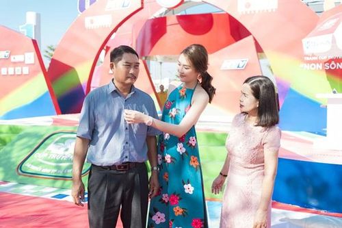 Hoa hậu Tường Linh diện áo dài cách tân, rạng rỡ dưới thời tiết 'nóng như đổ lửa'