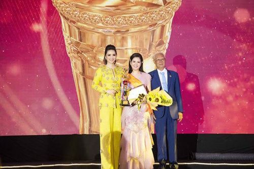 Ca sĩ Đinh Hiền Anh được vinh danh 'Bông hồng quyền lực' của năm