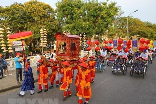 Thầy thuốc đông y lần đầu phô diễn tài năng tại Festival nghề Huế