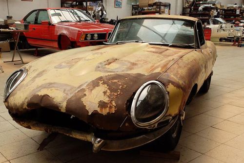 Công nghệ phục chế xe cũ nát: Jaguar E-Type từ 'đống sắt vụn' đến đẹp long lanh