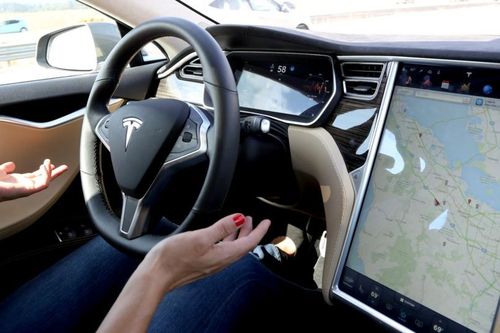 Tesla tuyên bố sẽ có dàn xe tự lái 1 triệu chiếc năm sau, các hãng taxi công nghệ choáng váng
