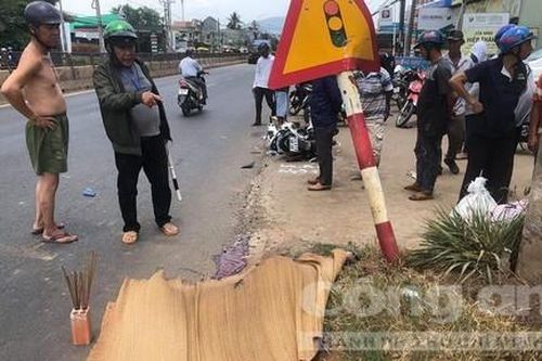 Xe máy tông cột biển báo giao thông, 2 người thương vong