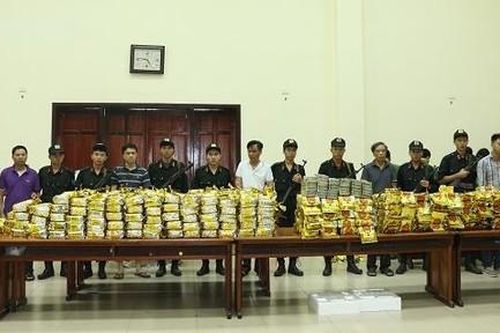 Khen thưởng Công an Hà Tĩnh bắt vụ 640kg ma túy 'đá' và 100 bánh heroin