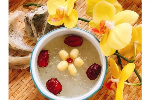 Yến chưng hạt sen với táo đỏ: Món ăn bổ dưỡng cho người mới ốm dậy