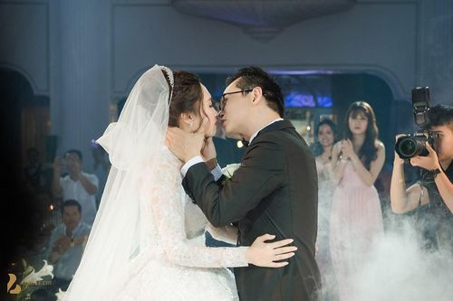 NSND Trung Hiếu nồng nàn hôn vợ kém 19 tuổi trong lễ cưới ở Hà Nội