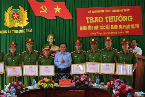 Khen thưởng tập thể và cá nhân triệt phá vụ vận chuyển trái phép 14,8 kg ma túy