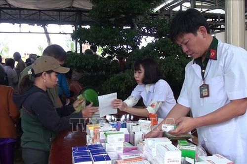 Đ oàn kết quân dân, chăm lo sức khỏe cho bà con vùng biên