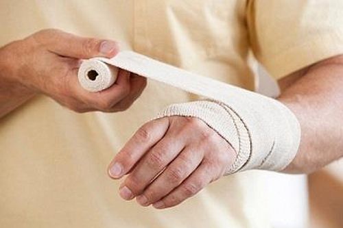 Người đàn ông bị máy cưa cắt đứt ngón tay