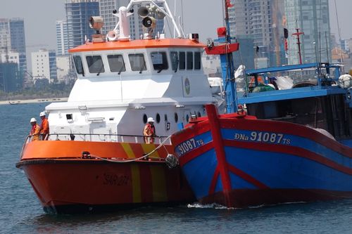 Vượt sóng trong đêm cứu 7 thuyền viên gặp nạn tại khu vực phía Nam vịnh Bắc bộ