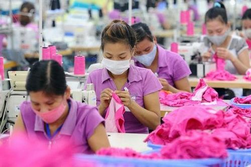 Rào cản nào khiến nữ công nhân 'không dám' vui chơi, 'không dám' yêu?