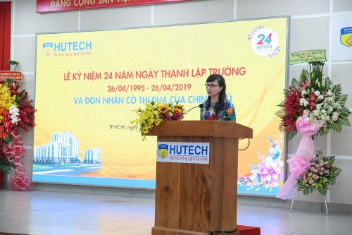 HUTECH nhận Cờ thi đua của Chính phủ trong Lễ kỷ niệm 24 năm ngày thành lập