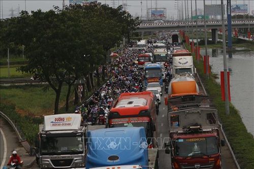 Người dân nối nhau rời thành phố, giao thông các cửa ngõ TP Hồ Chí Minh ùn tắc