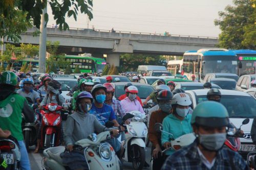 TP.HCM căng mình phục vụ hành khách trong ngày đầu nghỉ lễ