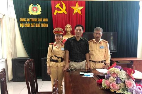 Cảnh sát giao thông TP Vinh trả lại hàng chục triệu đồng cho người đánh rơi