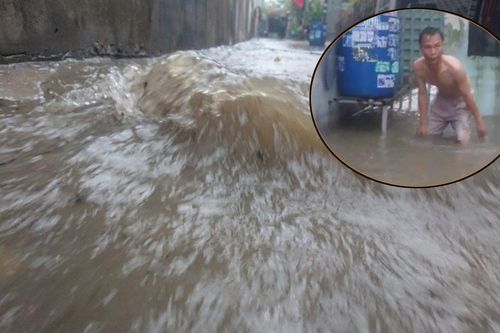Mưa lớn giữa trưa ở Bình Dương, nhiều nhà dân bị ngập nước