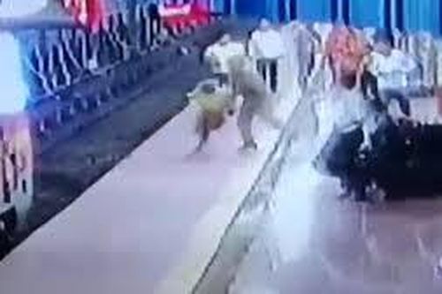 Ông lão khiếm thính ngồi sát đường ray may mắn được người dân cứu