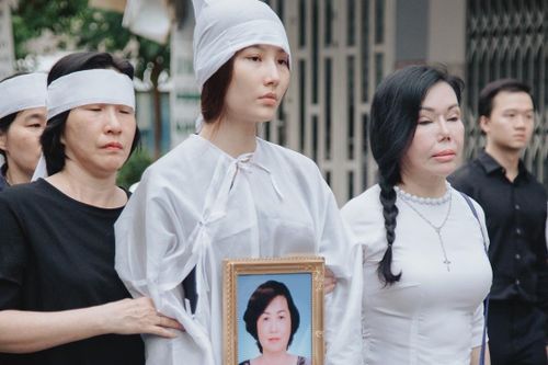 Diễm My 9X: 'Mẹ ơi mẹ đi rồi, tối nay con ngủ ai ôm con đây'