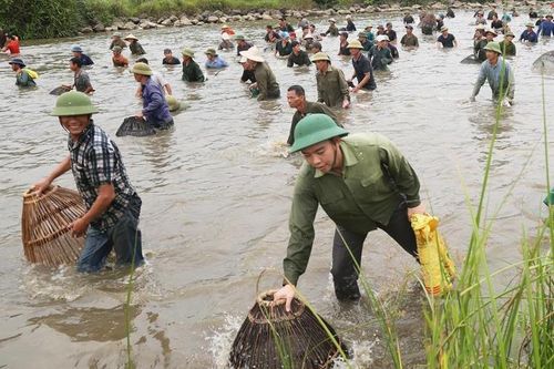 Hàng trăm người tham gia lễ hội đánh cá độc đáo ở Hà Tĩnh