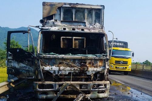 Ôtô tải chở hoa quả cháy dữ dội trên quốc lộ