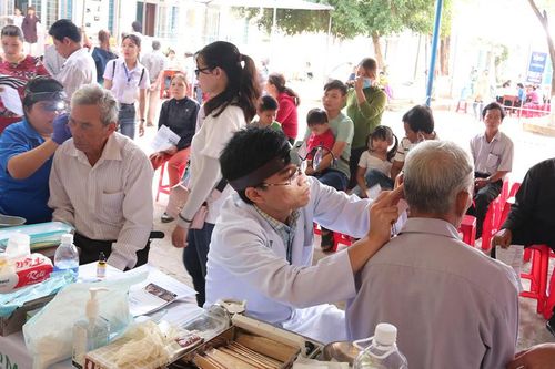 Khám, tặng thiết bị hỗ trợ cho bệnh nhân khiếm thính