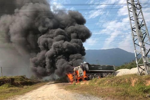 Xe tải cháy trơ khung ở Hà Tĩnh vì vướng phải dây điện