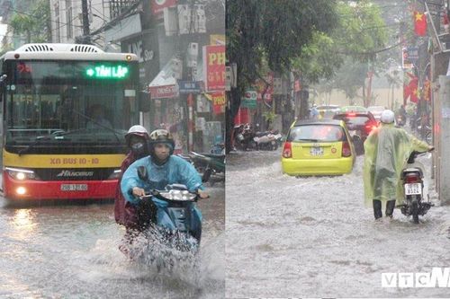 Ô tô phải bật đèn chiếu sáng, người đi xe máy xuống dắt bộ trong trận mưa lớn ở Hà Nội