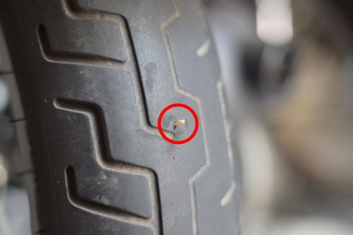 Xe máy thủng lốp giữa đường, xử lý như thế nào?