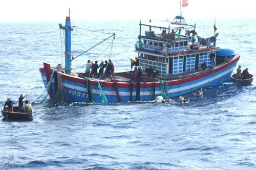Trục vớt lưới, đưa hai ngư dân trên tàu cá bị Indonesia bắt giữ về bờ
