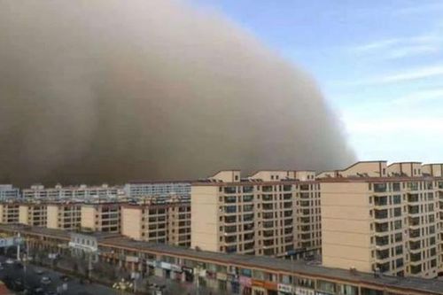 Bão cát cao 100 m 'nuốt chửng' thành phố gần sa mạc Gobi