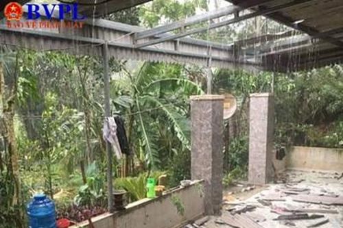 Hàng trăm nhà dân tốc mái do mưa lớn kèm lốc xoáy bất ngờ
