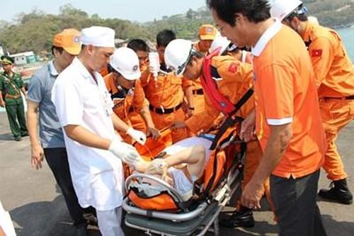 Tàu SAR 412 đưa ngư dân trên biển bị viêm ruột cấp vào bờ an toàn