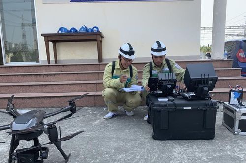 Sử dụng thiết bị bay không người lái kiểm tra đường dây 220kV, 500kV