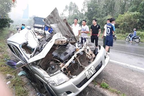Đối đầu trên Quốc lộ 48, xe bán tải nát bét, tài xế tử vong