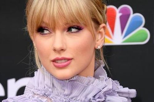 Taylor Swift đẹp rạng ngời trên thảm đỏ Billboard Music Awards